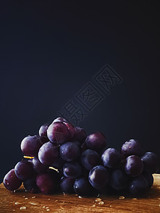木桌 食物和葡萄酒 有机水果上汁多汁的黑葡萄收成藤蔓栽培乡村酿酒紫色葡萄干桌子营养酒厂图片