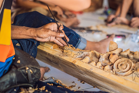 木雕大师使用一种特殊的刀具制作的木制国菜  带图案手柄的长柄勺 他手部特写的片段木匠手工木材爱好建筑工作工艺刀刃家具胡须图片
