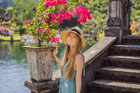 在印度尼西亚巴厘岛 水宫殿 水公园旅游的年轻妇女美化艺术热带公园太阳遗产寺庙纪念碑建筑学历史图片