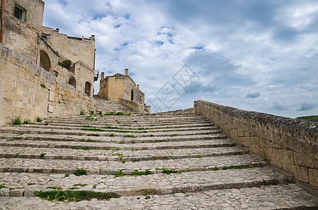 意大利马泰拉萨西萨索沙索卡沃索 带有草的石质楼梯图片