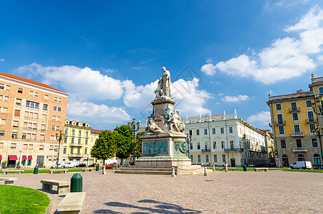 雕像位于卡洛埃马努埃莱二世广场 历史悠久的市中心周围有老建筑图片