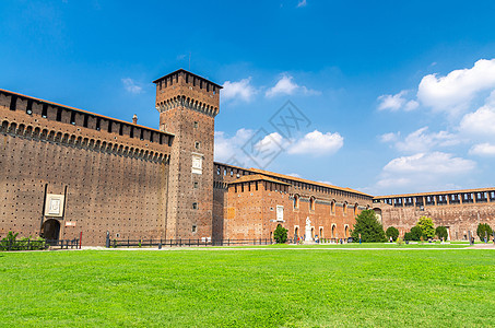 意大利米兰城堡和塔楼城垛博物馆草地天空砖块地标蓝色建筑历史性观光图片