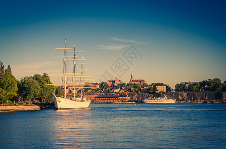 瑞典斯德哥尔摩Malaren湖的白船游艇客栈图片