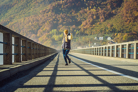 黑山背景的女性旅游者 位于Tara河雾的清晨 环游黑山概念女士国家吸引力日出村庄风景观光峡谷地标游客图片