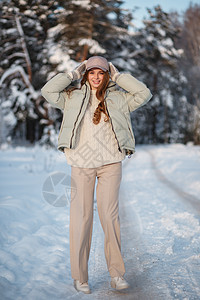 冬天女孩插画一个模范女孩在雪覆盖的森林中行走 展示着衣服外观手套女性女士毛衣成人雪花陈列室季节松林背景