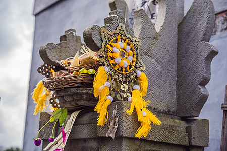 传统用鲜花和芳香棒向巴厘的神灵赠送祭品崇拜精神异国祷告燃烧上帝食物篮子风格情调图片