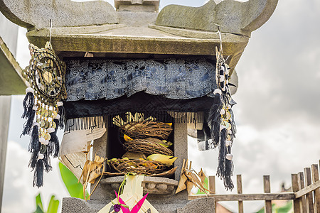 传统用鲜花和芳香棒向巴厘的神灵赠送祭品稻草篮子装饰寺庙花朵食物植物群宗教历史性礼物图片