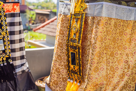 传统用鲜花和芳香棒向巴厘的神灵赠送祭品上帝礼物装饰乌布篮子植物群异国艺术文化稻草图片