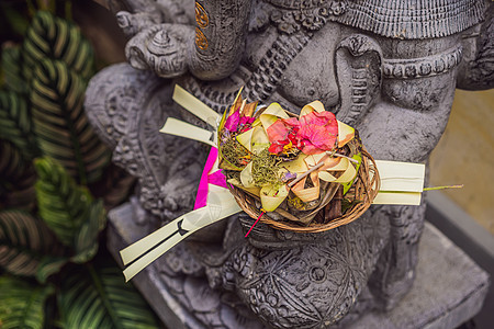 传统用鲜花和芳香棒向巴厘的神灵赠送祭品精神崇拜艺术食物礼物女士文化装饰篮子寺庙图片