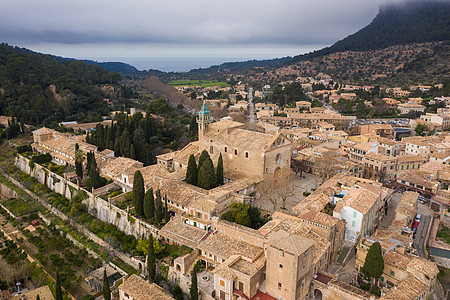 旧度假胜地Valldemossa的空中景象遗产地标场景教会古董阳光景观城市假期建筑图片