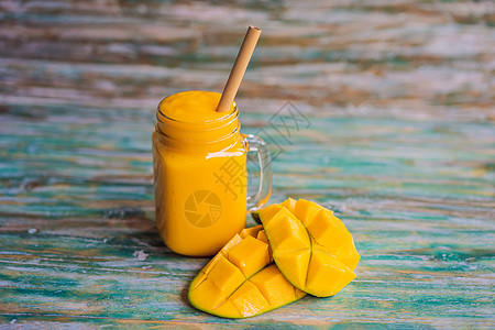 来杯芒果冰水和竹子饮草 放假 放松饮料概念营养异国玻璃桌子热带食物旅行排毒橙子奇异果图片