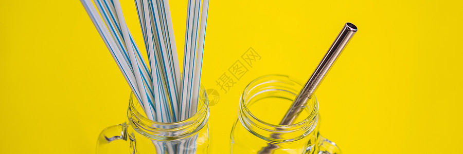 黄色背景的钢饮料与一次性稻草相比  零废物  概念 BANNER LONG FORMAT玻璃回收经济塑料桌子环境生产生态管道管子图片