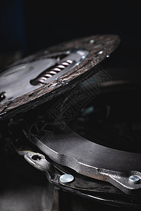 一辆汽车的近距离离合器盘在金属零件上技术替代品机械传播篮子摩擦盘子服务齿轮压力图片