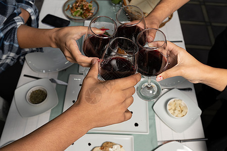一群人用红酒杯烤吐司女士周年女性酒精乐趣眼镜饭馆夫妻庆典友谊图片