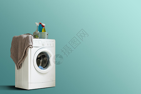 洗衣房的洗衣机 在蓝色墙壁上 复制空间垫圈家务洗涤剂洗衣店电气琐事浴室衣服房间毛巾图片