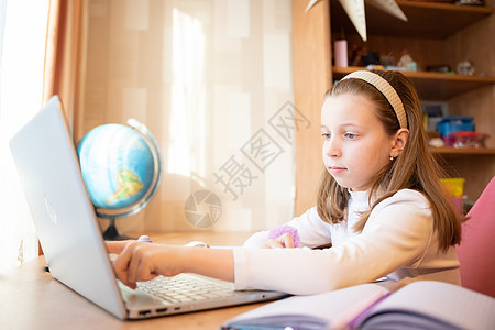 年轻的远程女教师使用网络摄像头与学生进行视频电话会议 在线教育和电子学习概念 家庭隔离 远程学习和在家工作桌子电脑学校网络女孩青图片