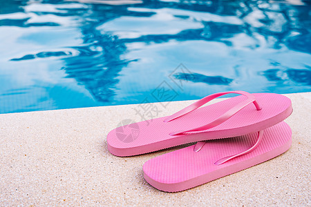 在游泳池或海滩上特写粉红色翻滚式滑板 游泳池水纹 与夏季物体的集合背景使用文字图片