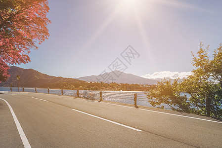 与湖和山地景观发生道路风光日落森林场景运输街道全景蓝色晴天驾驶环境图片