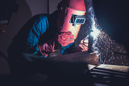 使用电弧焊接机进行金属焊接的钢铁厂氩气职场作坊气体火炬工人生产焊条工作工厂图片