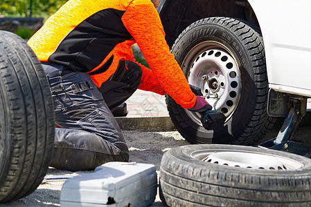 机械师用工具更换汽车轮胎 道路帮助 更换和修理轮胎 车轮作坊扳手服务职业旅行男人工作车辆橡皮机械图片