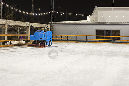 冰平滑机男性机械风暴收割机反射竞赛清洁工雪橇驾驶暴风雪图片