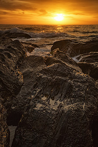 在岩石中的海上日出 保加利亚瓦尔纳附近黑海沿岸的海上日出图片