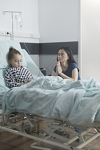 在小儿科门诊病房祈祷住院治疗时 担心不便的悲伤父母图片