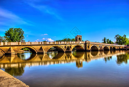 土耳其Edirne的Tundzha河上美丽的桥梁图片