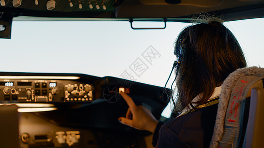 穿制服 准备起飞航空飞行的女副驾驶副驾驶图片