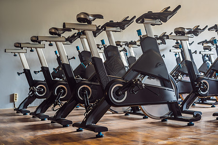 有氧运动车旋转运动自行车运动 健身房 有很多人排成一行地面俱乐部仪器自行车活力房间团体力量健康运动图片