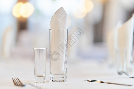 杯子和杯子放在节日桌上接待餐饮盘子环境桌布餐厅婚礼风格装饰午餐图片