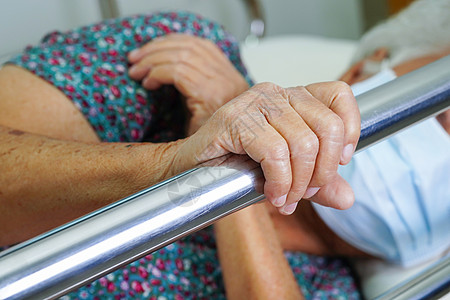 亚洲年长的老年女性患者在床边站着 却躺在床上等待家人住院 但希望她能安然无恙药品治疗生活祖母女士成人手指苗圃病人保健图片