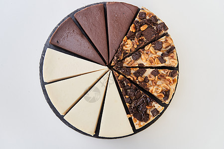 白色背景上的蛋糕顶部视图面包桌子巧克力奶油糕点饮食美食水果课程丝带图片