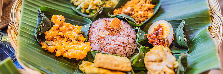 Nasi lemak Nasi campur 印尼巴厘岛米饭配土豆饼 沙爹 炸豆腐 辣煮鸡蛋和花生图片