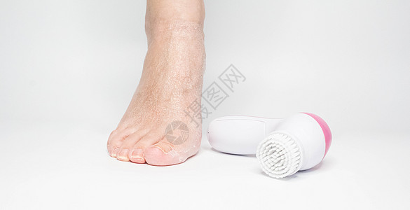 美丽的赤脚女赤脚 干燥的皮肤脚 用一套修指甲工具浮石卫生沙龙呵护护理福利温泉女性酒吧海绵图片