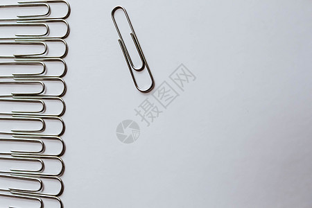 白色背景的金属纸剪辑 B 业务概念团体文书笔记桌子回形针活页夹办公室文档商业工具图片