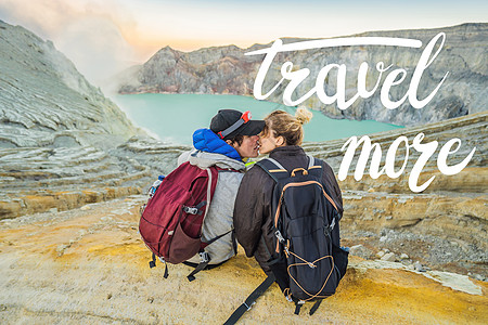 徒步旅行海报旅行更多概念 年轻的旅游男女坐在 Ijen 火山或印度尼西亚语中的火山口的边缘 著名的火山 在火山喷出火山气体的地方有世界上最大背景