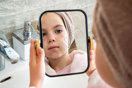 女孩 美貌和卫生概念皮肤面部微笑温泉浴衣反射饮品镜子年轻化治疗图片