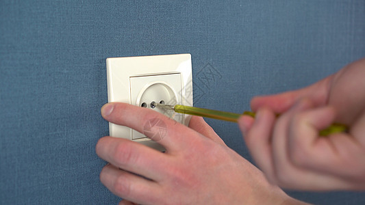 电工用特制螺丝起子在墙上安装插座 关门图片