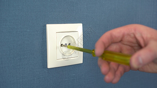 电工用特别螺丝起子把墙上的插座拆开 快关门图片