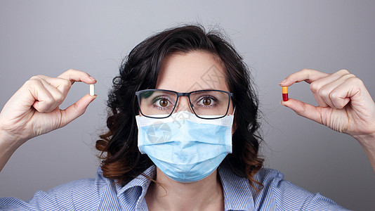 戴保护面罩防止冠状病毒和眼镜的妇女 戴着面具展示药品药丸 疫苗的妇女 笑声处方女性药物样本治愈女士女孩药店药片科学图片