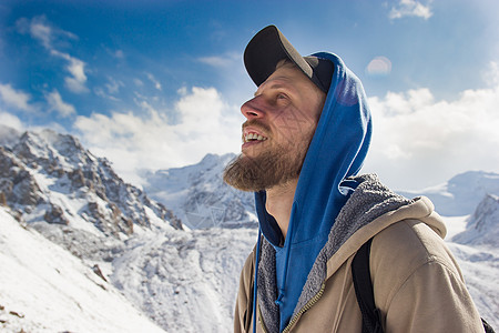 雪山中一个留胡子的家伙 在生活中欢欣鼓舞图片
