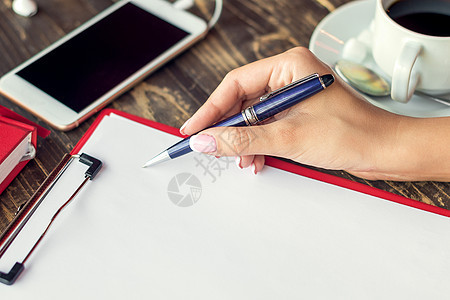 女人的手在作笔记女性写作笔记本咖啡店工作学习闲暇商务桌子商业图片