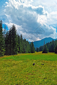 画像般的山地景观 青草和蓝天空在山岳背景之下图片