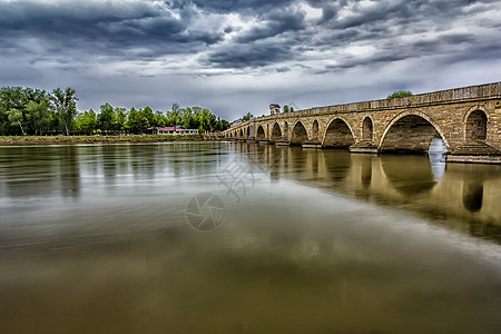 Meric河上方美丽的大桥 土耳其埃迪恩多云的一天图片