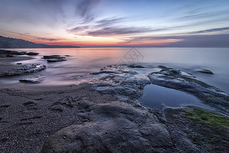 保加利亚瓦尔纳附近岩石海岸的盛大海日出 海洋心脏日落日出戏剧性海岸线石头海浪海景海滩支撑地平线图片
