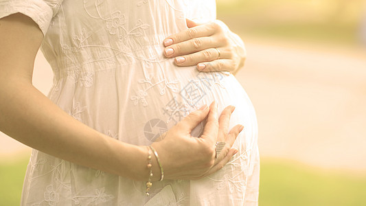 孕妇用手抚摸肚子的图象身体母性父母母亲手指怀孕衣服腹部妈妈女性化背景图片