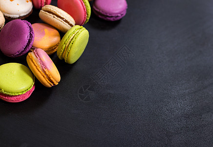 深暗背景上五花八门多彩的红毛虫甜点糖果黑板派对菜单蛋糕饼干面包紫色糕点图片