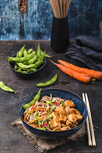 亚洲风格面条美食大豆乡村炒锅餐巾蔬菜盘子蓝色红烧筷子图片