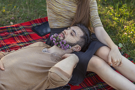 女人和男人的胡须花公园微笑洋甘菊情感男性头发潮人胡须背景海葵图片